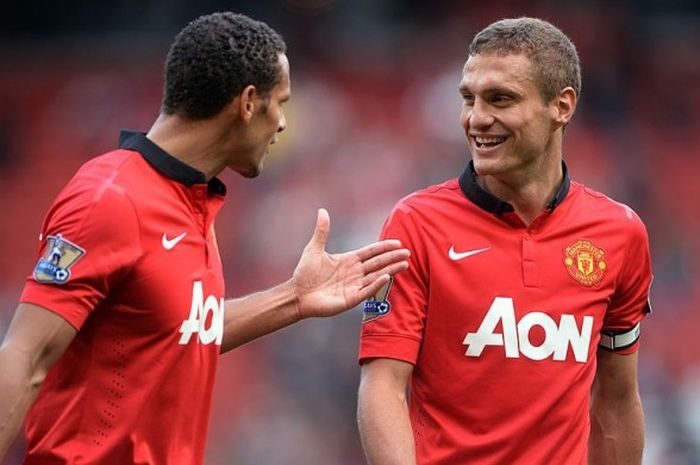 Rio Ferdinand (kiri) dan Nemanja Vidic berbincang saat memperkuat Manchester United dalam pertandingan Premier League kontra Crystal Palace di Old Trafford, Manchester, Inggris, 14 September 2013.