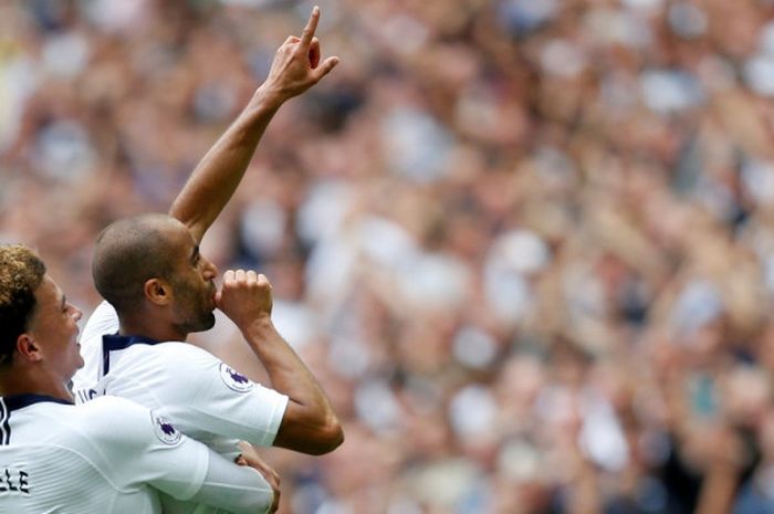 Gelandang Tottenham Hotspur, Lucas Moura (kanan), merayakan golnya bersama Dele Alli dalam laga Liga Inggris kontra Fulham di Stadion Wembley, London pada 18 Agustus 2018.