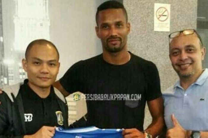 Marquee player anyar Persiba Balikpapan, Junior de Araujo Lopes (tengah), berpose pada sesi perkenalan, Selasa (8/8/2017).