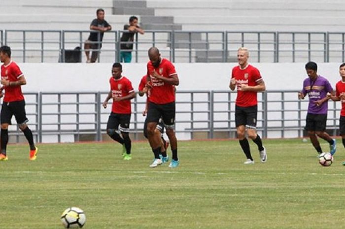 Penyerang sayap Bali United, Nick van der Velden bersama rekan-rekannya menjajal rumput Stadion Batakan, Balikpapan, Minggu (15/10/2017). 