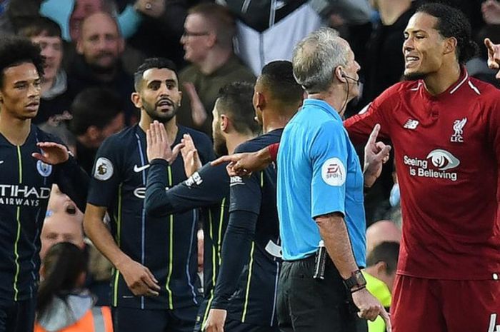 Bek Liverpool FC, Virgil van Dijk (dua dari kanan), berbicara dengan wasit Martin Atkinson dalam partai Liga Inggris lawan Manchester City di Anfield, 7 Oktober 2018.