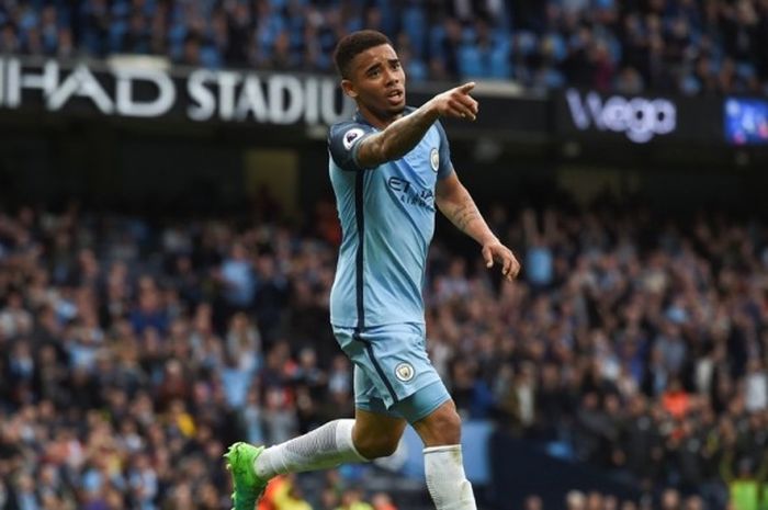 Penyerang Manchester City, Gabriel Jesus, merayakan gol yang dia cetak ke gawang West Bromwich Albion dalam laga Premier League di Stadion Etihad, Manchester, Inggris, pada 16 Mei 2017.