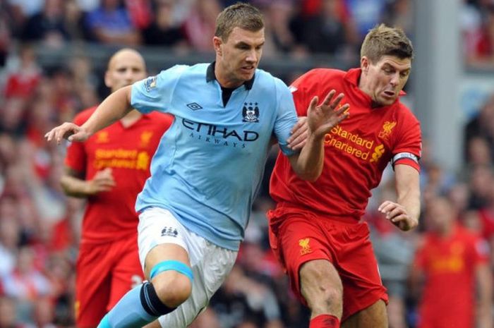 Edin Dzeko (kiri) berduel dengan Steven Gerrard dalam partai Liga Inggris antara Liverpool dan Manchester City di Stadion Anfield, Liverpool, 26 Agustus 2012.