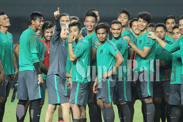  Suasana latihan perdana Timnas Senior Indonesia di Stadion Patriot Candrabhaga, Senin (2/10/2017) malam WIB jelang laga kontra Timnas Kamboja 