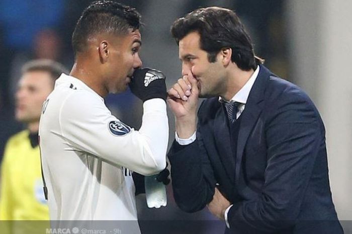 Gelandang Real Madrid, Casemiro, dan pelatih Santiago Solari.