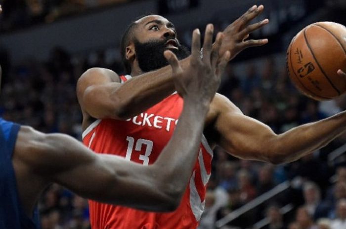 Pemain andalan Houston Rockets, James Harden, saat tampil pada gim keempat play-off NBA 2018, di Target Center, Minneapolis, Amerika Serikat, Senin (23/4/2018) waktu setempat atau Selasa pagi WIB.