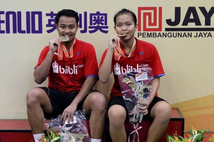 Pasangan ganda campuran Indonesia, Rehan Naufal Kusharjanto/Siti Fadia Silva Ramadhanti berpose dengan medali emas yang didapat setelah mengalahkan Sung Seung-na/Ah Yeong-seong (Korea) 21-19, 19-21, 21-9 pada final Kejuaraan Asia Junior yang berlangsung di Jaya Raya Sports Hall Training Cennter, Minggu (30/7/2017).