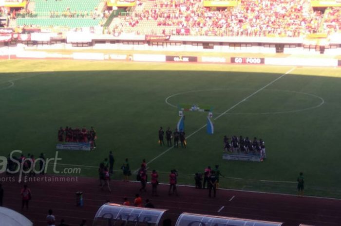 Pemain Persija Jakarta dan Perseru Serui mengenakan kaus hitam sebagai bentuk penghormatan untuk almarhum Haringga Sirila dan korban gempa serta tsunami Sulawesi Tengah, di Stadion Patriot Chandrabhaga, Bekasi, Senin (8/10/2018).