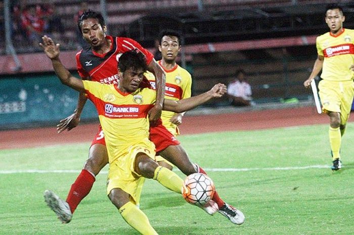 Pemain Bhayangkara FC, Ilham Udin Armain (depan) ditempel bek Semen Padang, Novrianto pada laga di Stadion Gelora Delta, Sidoarjo, Selasa (6/12/2016).