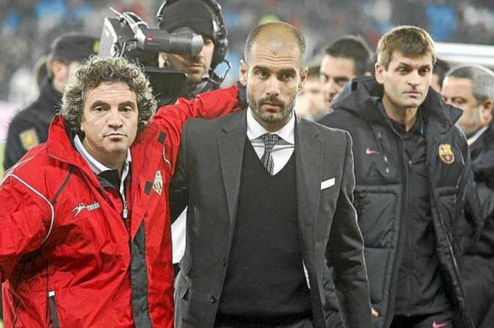 Juan Manuel Lillo (kiri) saat masih bekerja sebagai asisten pelatih Sevilla bersama pelatih FC Barcelona kala itu, Pep Guardiola seusai laga Liga Spanyol musim 2016-2017. 