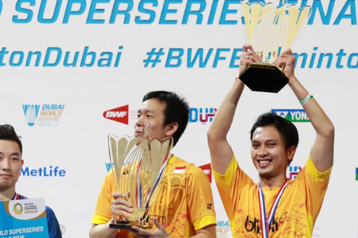 Mohammad Ahsan (kanan)/Hendra Setiawan di podium BWF Superseries Finals 2015.