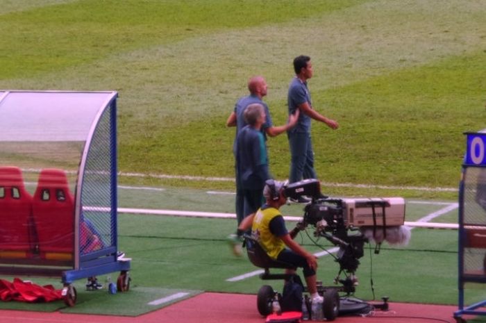 Trio asisten pelatih timnas U-22 Indonesia, Bima Sakti, Miguel Grandia, dan Eduardo Perez saat kompak memberikan instruksi ke pemain skuat Garuda Muda yang bersua Thailand pada laga perdana Grup B SEA Games 2017 di Stadion Shah Alam, Selangor, Malaysia, 15 Agustus 2017. 