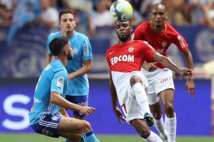 Aksi pemain AS Monaco, Thomas Lemar, dalam partai Liga Prancis kontra Marseille di Louis II Stadium, Monako, 27 Agustusl 2017.