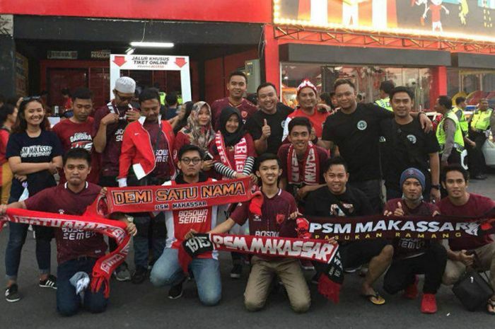 Kelompok suporter PSM Makassar memilih tinggal di Bali untuk mendukung timnya berlaga menghadapi Bhayangkara FC, Minggu (15/7/2018).