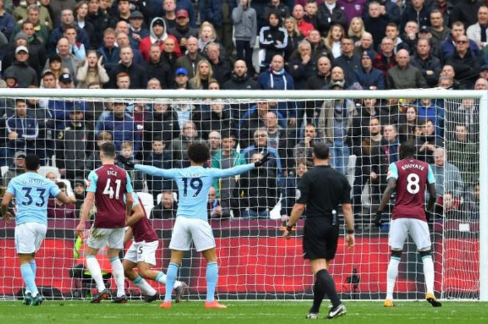 Momen saat bek muda West Ham United, Declan Rice (nomor 41), mencetak gol bunuh diri ke gawang sendiri pada laga kontra Manchester City di London Stadium, London, 29 April 2018.