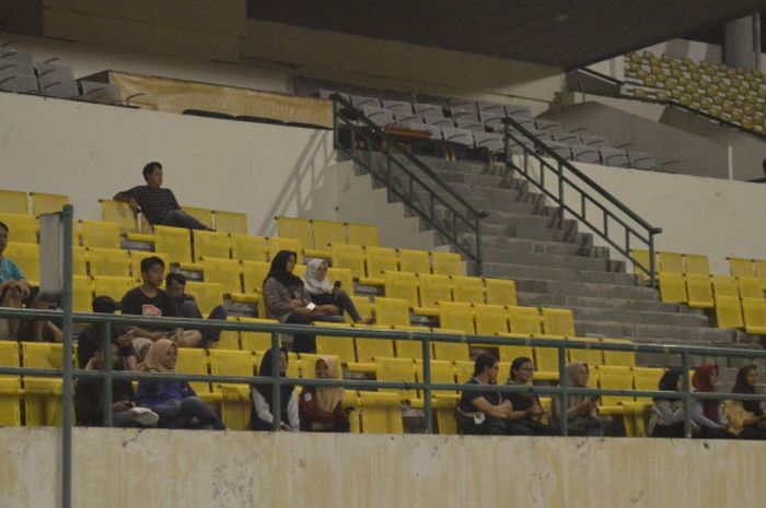 Warga sekitar Stadion Manahan, Solo, menyaksikan uji lapangan yang dilakukan oleh timnas U-19 Indonesia, Minggu (27/5/2018)