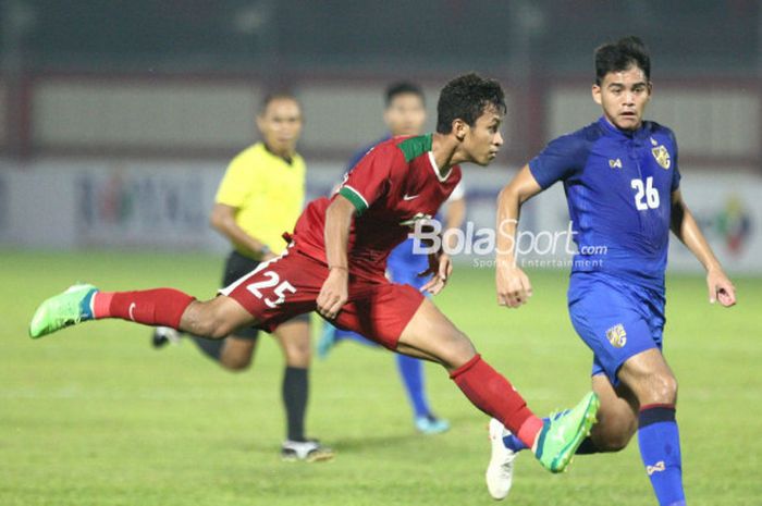 Penyerang timnas U-23 Indonesia, Osvaldo Haay, beraksi dalam laga persahabatan melawan Thailand U-23 di Stadion PTIK, Kamis (31/5/2018).