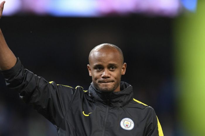 Ekspresi bek Manchester City, Vincent Kompany, saat menyapa para fan di tribune penonton seusai pertandingan Liga Inggris 2016-2017 menghadapi West Bromwich Albion di Stadion Etihad, Manchester, Inggris, pada 16 Mei 2017.