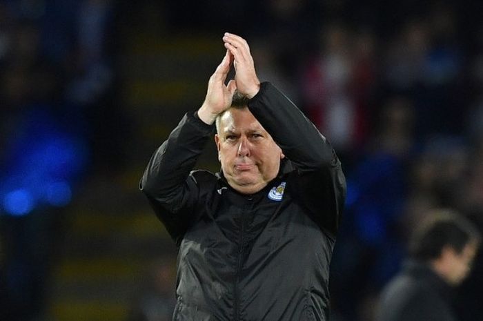 Manajer Leicester City, Craig Shakespeare, bertepuk tangan untuk fans seusai laga leg kedua perempat final Liga Champions kontra Atletico Madrid di Stadion King Power, Leicester, Inggris, pada 18 April 2017.