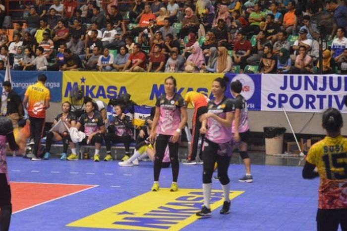 Tim bola voli Jakarta PGN Popsivo Polwan sedang melakukan pemanasan jelang melawan Jakarta Elektrik PLN pada putaran kedua final four Proliga 2018 di GOR Sritex Arena, Solo, Sabtu (7/4/2018).