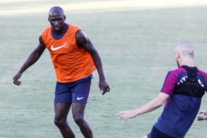 Bek Manchester City, Eliaquim Mangala, dalam sesi latihan tim di StubHub Center, Carson, Kalifornia, 25 Juli 2017.