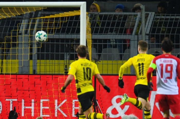 Pemain Borussia Dortmund, Marco Reus (no. punggung 11), mencetak gol saat melawan FC Augsburg pada pertandingan Liga Jerman di Stadion Signal Iduna Park, Dortmund, Jerman, Senin (26/2/2018) waktu setempat.