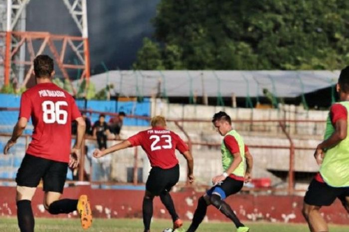 Pavel Puriskhin mengikuti sesi latihan perdana bersama  skuad PSM Makassar, Rabu (9/8/2017) sore.