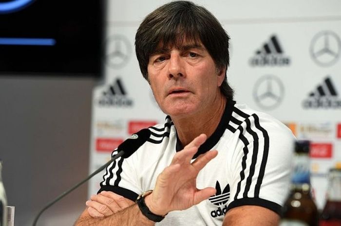  Pelatih Jerman, Joachim Loew, saat berbicara kepada media dalam jumpa pers menjelang duel Kualifikasi Piala Dunia 2018 lawan Irlandia Utara di Hannover, 11 Oktober 2016. 