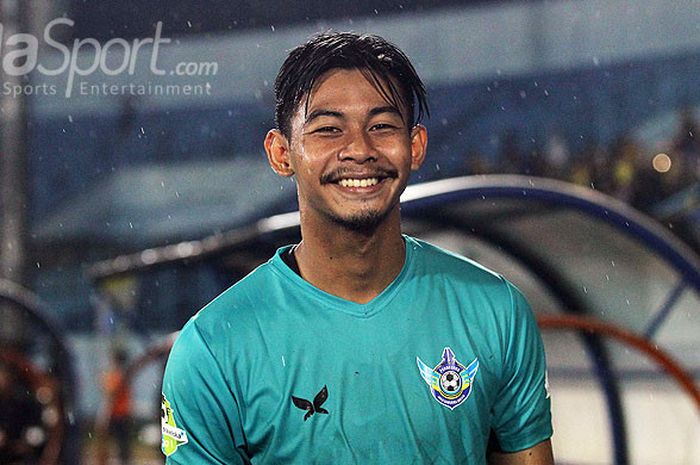 Ekspresi kiper Persegres Gresik United, Satria Tama, usai laga melawan Arema FC pada pekan ke-31 Liga 1 di Stadion Kanjuruhan Malang, Jawa Timur, Rabu (25/10/2017) malam.