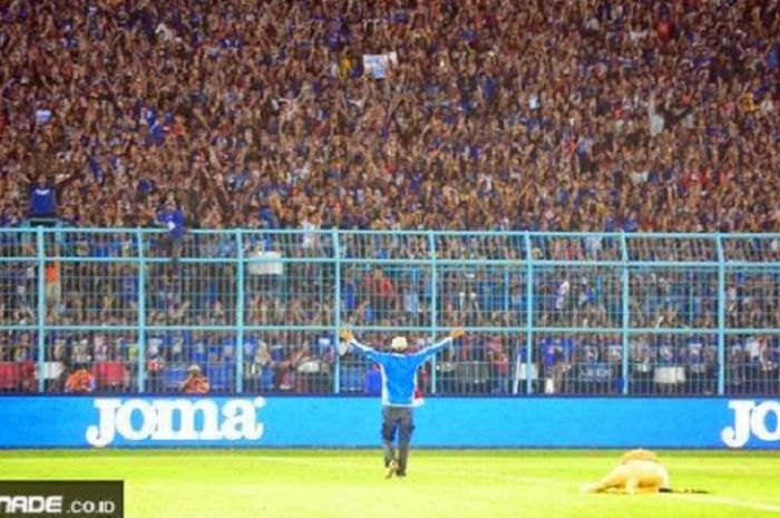 Atraksi Aremania jelang laga Arema FC versus Persib Bandung di Stadion Kanjuruhan, Malang, Minggu (25/5/2014).