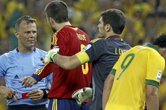 Wasit Bjorn Kuipers (kiri) seolah selalu menjadi momok bagi Spanyol.