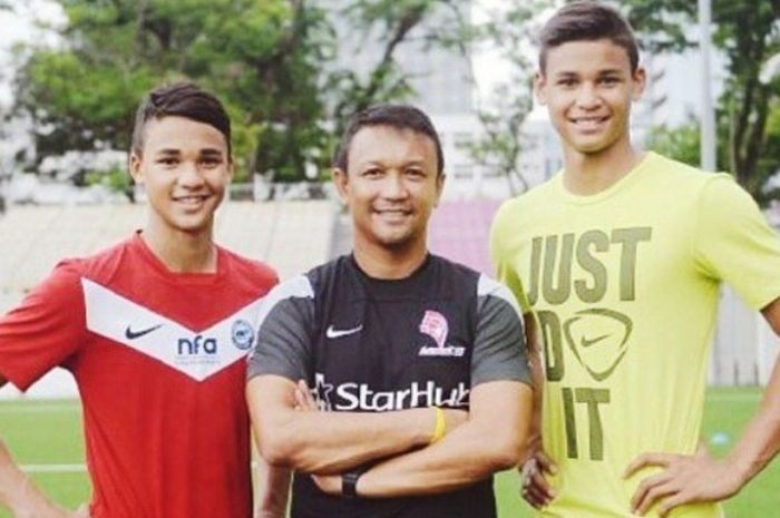 Fandi Ahmad (tengah) bersama dua anaknya, Irfan Fandi (kuning) dan Iksan Fandi. 