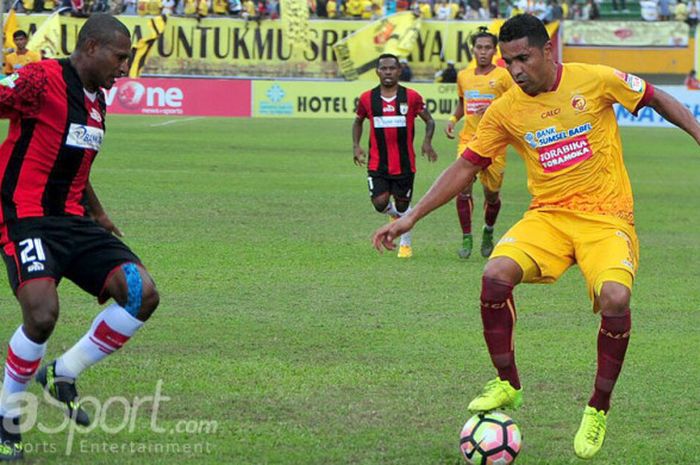 Alberto Goncalves penyerang Sriwijaya FC berusaha melewati pemain Persipura pada pertandingan Liga 1 di Stadion Gelora Sriwijaya Jakabaring, Minggu (30/7/2017).