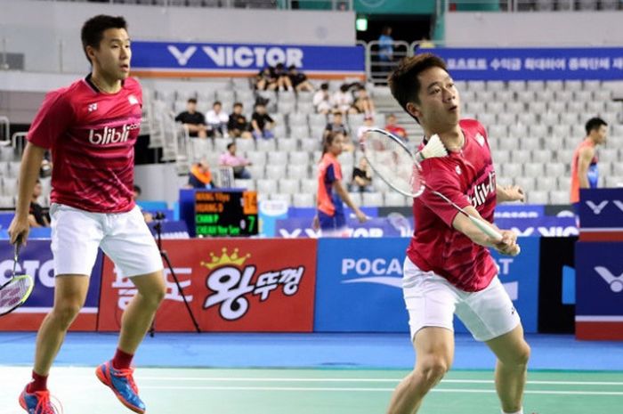 Pasangan ganda putra Indonesia, Marcus Fernaldi Gideon/Kevin Sanjaya Sukamuljo, mengembalikan kok ke arah Takeshi Kamura/Keigo Sonoda (Jepang) pada babak semifinal Korea Terbuka yang berlangsung di SK Handball Stadium, Sabtu (16/9/2017).