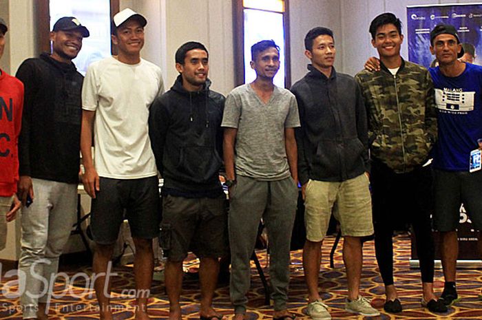 Pemain Arema FC, Dendi Santoso (empat dari kanan) seusai nobar film karya anak Malang, Darah Biru Arema 2 di Dinoyo Movie Max Malang, Jawa Timur, Kamis (21/06/2018) siang.