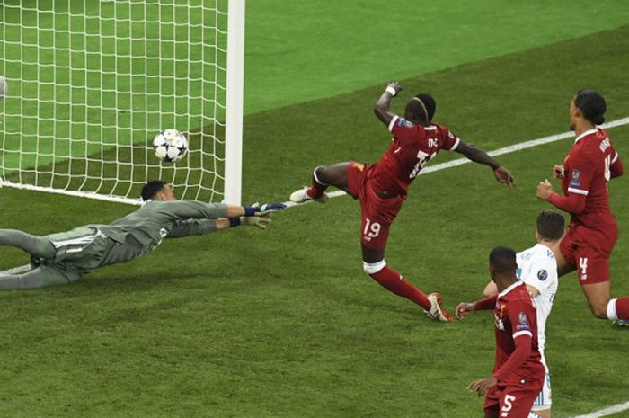  Penyerang Liverpool, Sadio Mane (kedua dari kiri), saat mencetak gol ke gawang Real Madrid dalam final Liga Champions 2017-2018 di Stadion NSC Olimpiyskiy, Kiev, Ukraina, pada Sabtu (26/5/2018). 