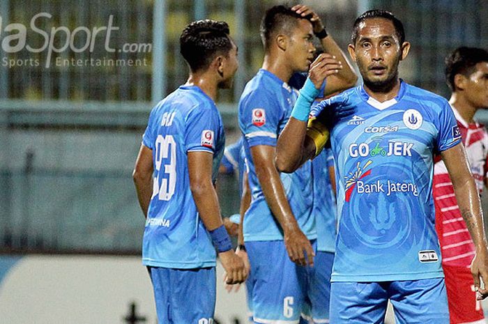 Ekspresi kapten PSCS Cilacap, Jimmy Suparno saat timnya menghadapi PSIM Yogyakarta pada Grup H play-off Liga 2 musim 2017 di Stadion Kanjuruhan, Kabupaten Malang, Rabu (18/10/2017).