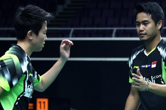  Pasangan ganda campuran Indonesia, Tontowi Ahmad/Liliyana Natsir, melakukan tos saat membuat poin pada babak pertama Singapura Terbuka di Singapore Indoor Stadium, Rabu (18/7/2018). 