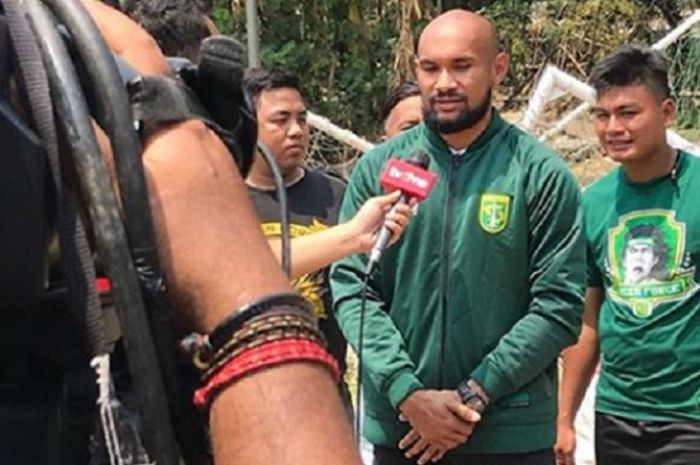 Kiper Persebaya Surabaya Alfonsius Kelvan melayani wartawan.