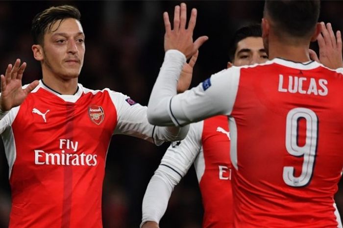  Gelandang Arsenal, Mesut Oezil (kiri), melakukan selebrasi setelah mencetak gol kelima timnya ke gawang Ludogorets Razgrad pada penyisihan Grup A Liga Champions di Stadion Emirates, London, Rabu (19/10/2016). Oezil, yang mencetak hat-trick dalam laga ini mendapat sambutan dari bek Hector Bellerin (tengah) dan striker Lucas Perez. 