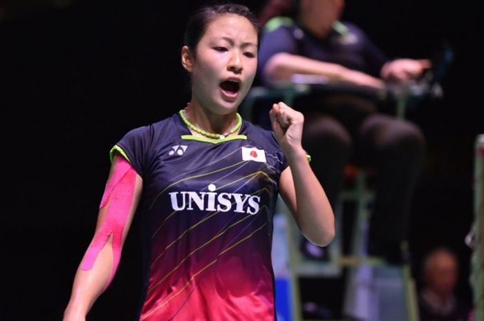 Pebulu tangkis tunggal putri Jepang, Nozomi Okuhara, bereaksi setelah meraih poin atas lawan yang juga rekan senegara, Akane Yamaguchi, pada laga final Jepang Terbuka 2015 di Tokyo, Jepang, 13 September tahun lalu.