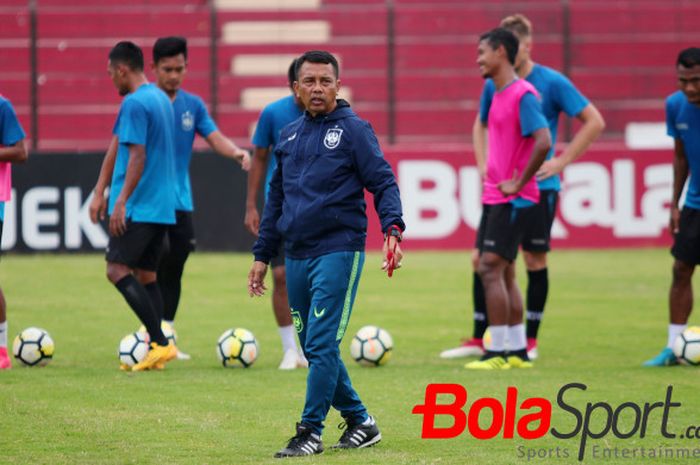 Pelatih PSIS Semarang, Jafri Sastra saat memimpin sesi coba lapangan Stadion Sultan Agung, Kab Bantul, 17 September 2018. 