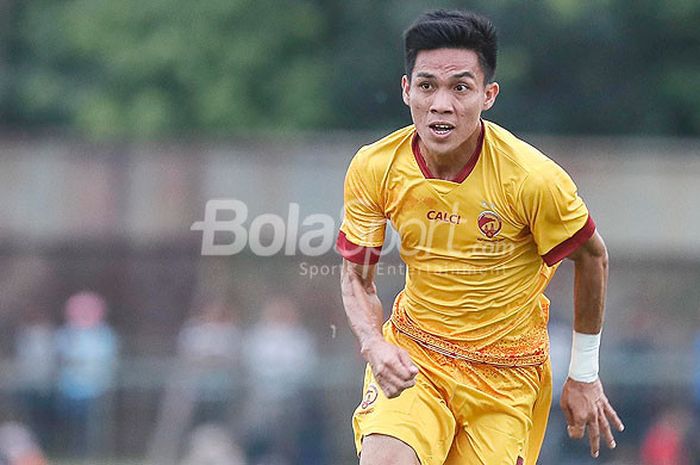 Aksi penyerang Sriwijaya FC, Yogi Rahadian, saat tampil melawan Cilegon United dalam laga uji coba d