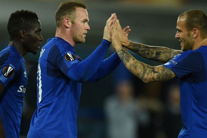 Striker Everton, Wayne Rooney (tengah), merayakan gol yang sukses ia cetak ke gawang Apollon Limassol bersama Sandro Ramirez (kanan) dan Idrissa Gueye dalam laga Grup E Liga Europa 2017-2018 di Stadion Goodison Park, Liverpool, Inggris, pada Kamis (28/9/2017).