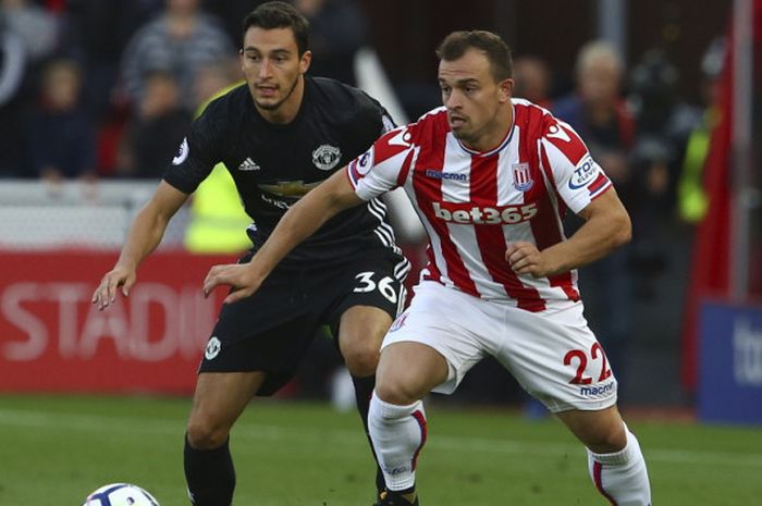 Aksi gelandang serang Stoke City, Xherdan Shaqiri (kanan), saat berusaha melewati bek Manchester United, Matteo Darmian, dalam laga Liga Inggris 2017-2018 di Stadion Bet365, Stoke-on-Trent, Inggris, pada Sabtu (9/9/2017).