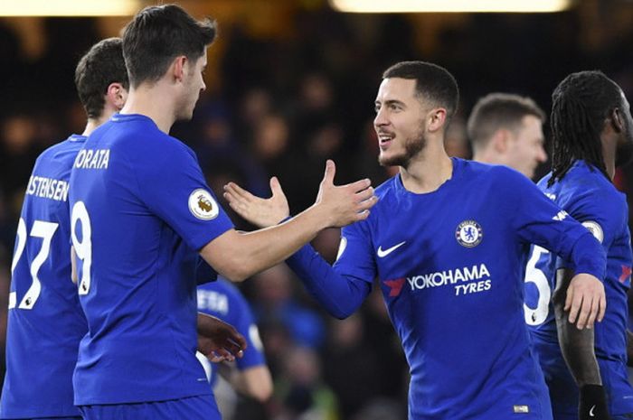 Selebrasi penyerang Chelsea, Eden Hazard (kedua dari kanan), bersama striker Alvaro Morata (kedua dari kiri) setelah sukses mencetak gol kedua ke gawang West Bromwich Albion dalam pertandingan Liga Inggris 2017-2018 di Stadion Stamford Bridge, London, Inggris, pada Senin (12/2/2018).