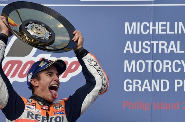 Pebalap Repsol Honda, Marc Marquez, berpose dengan trofi yang didapat setelah menjuara GP Australia di Sirkuit Phillip Island, Minggu (22/10/2017).