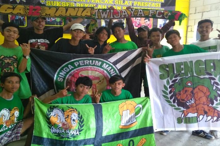 Suporter Sriwijaya FC, Singa Mania, yang sudah tiba di Stadion Manahan Solo.