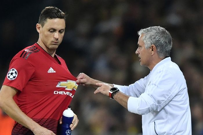 Pelatih Manchester United, Jose Mourinho (kanan), berbicara dengan Nemanja Matic dalam laga Grup H L