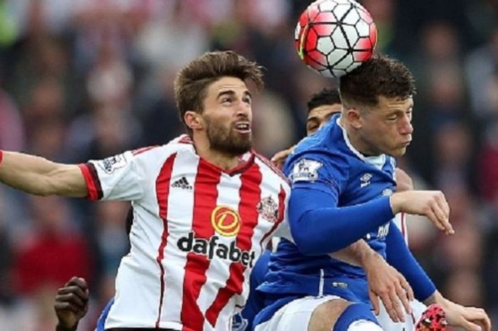 Fabio Borini (Sunderland) dan Ross Barkley (Everton) berebut bola di udara saat kedua tim bertemu di Stadium of Lights, Rabu (11/5/2016). 